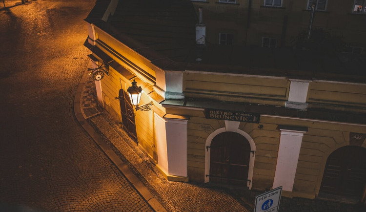 Žena v noci vypadla z okna u Karlova mostu. Zřejmě chtěla spáchat sebevraždu