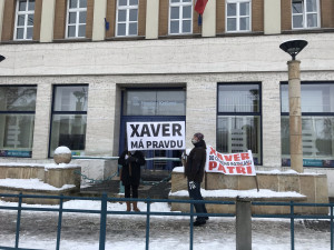 V Hradci se dnes demonstrovalo: kontroverzní Luboš Xaver Veselý do Českého rozhlasu (ne)patří