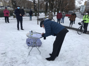 V Hradci se dnes demonstrovalo: kontroverzní Luboš Xaver Veselý do Českého rozhlasu (ne)patří