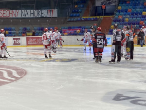 Start zápasu byl nejdřív odložen o 15 minut