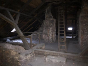 Bývalá věznice poblíž Krakonošova náměstí-podkroví