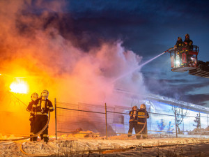 FOTO | VIDEO: V Sendražicích hořela skladovací hala na plasty a pneumatiky