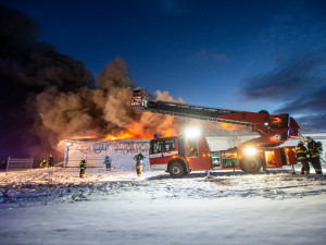 FOTO | VIDEO: V Sendražicích hořela skladovací hala na plasty a pneumatiky