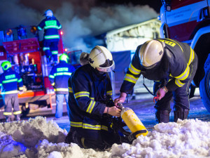 FOTO | VIDEO: V Sendražicích hořela skladovací hala na plasty a pneumatiky