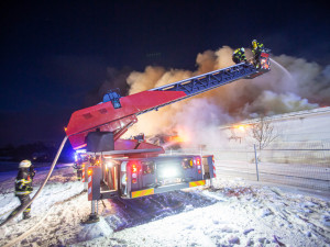 FOTO | VIDEO: V Sendražicích hořela skladovací hala na plasty a pneumatiky
