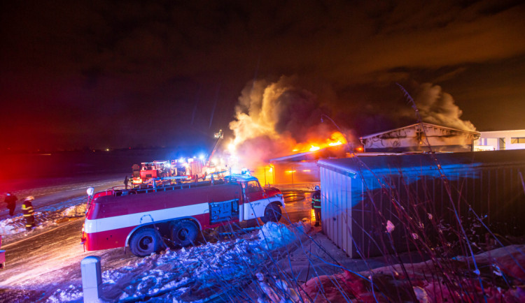 FOTO | VIDEO: V Sendražicích hořela skladovací hala na plasty a pneumatiky