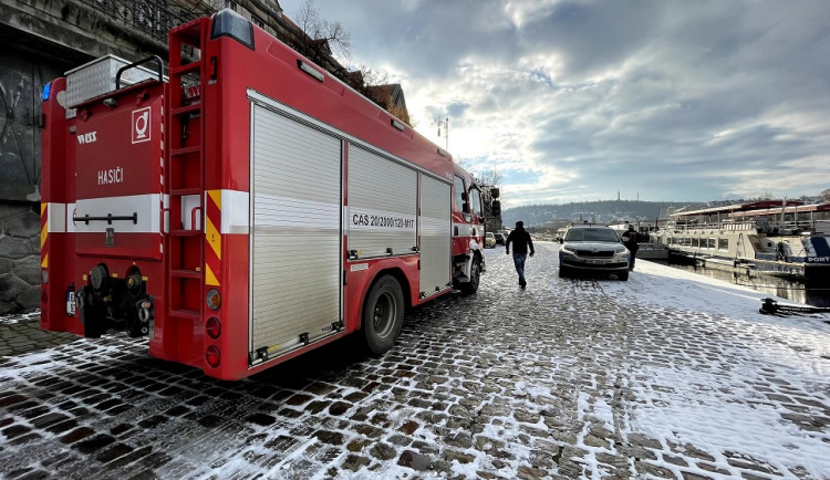 FOTO, VIDEO: Na Vltavě včera hořelo v podpalubí parníku. Požár se podařilo rychle uhasit