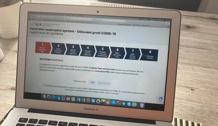 Registrační systém pro očkování seniorů nad 80 let podle očekávání kolaboval