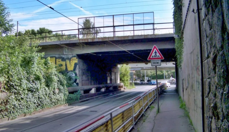 Kvůli opravě železničního koridoru bude až do konce ledna uzavřený podjezd v Průběžné ulici