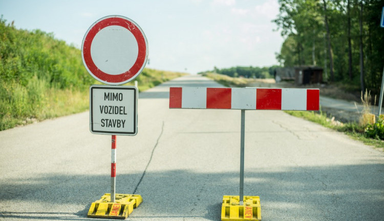 Silnice mezi Zaloňovem a Jaroměří bude kvůli výstavbě dálnice D11 uzavřená