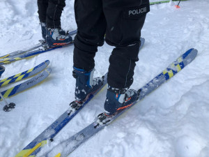 Policisté dostali lyže a vyrazili do terénu. V Krkonoších pomáhají strážcům parku