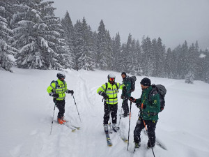 Policisté dostali lyže a vyrazili do terénu. V Krkonoších pomáhají strážcům parku