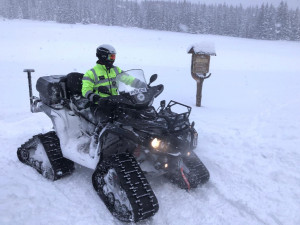 Policisté dostali lyže a vyrazili do terénu. V Krkonoších pomáhají strážcům parku