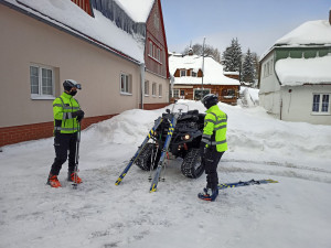 Policisté dostali lyže a vyrazili do terénu. V Krkonoších pomáhají strážcům parku