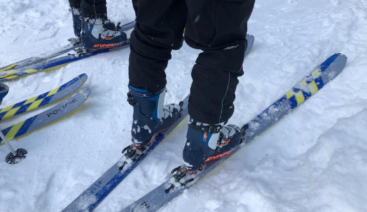 Policisté dostali lyže a vyrazili do terénu. V Krkonoších pomáhají strážcům parku