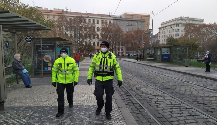 Pražští strážníci se budou cítit zase o něco bezpečněji. Dostanou nové neprůstřelné vesty
