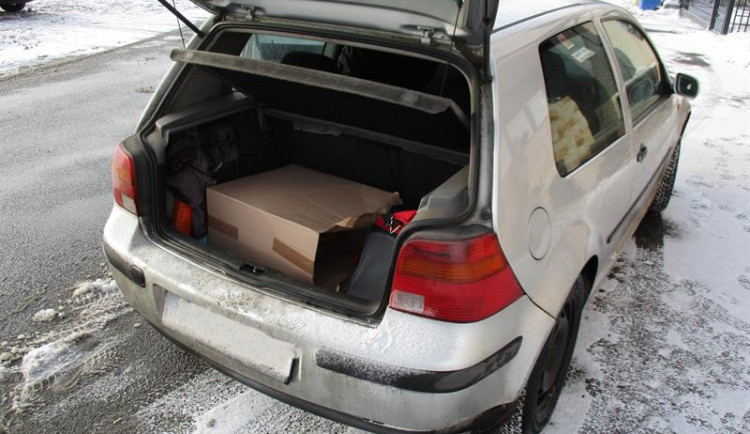 Muž z Polska pašoval cigarety. Před celníky předstíral, že mu nejde otevřít kufr