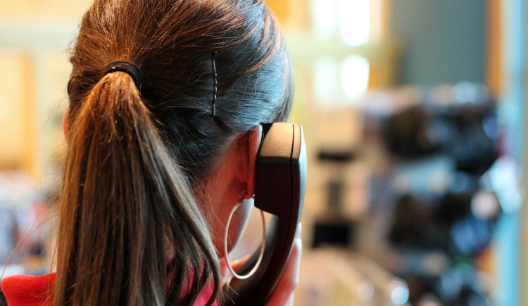 Informační linku pro seniory spustil i Jičín. Krajská funguje od pátku