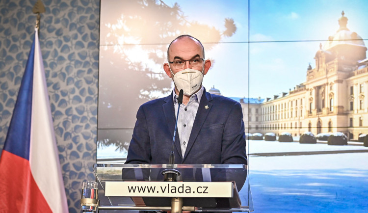 Vláda požádá o prodloužení nouzového stavu. Od úterý otevřou některé obchody