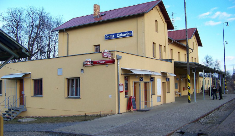 Hasiči vyprostili člověka, kterého v Čakovicích srazil vlak