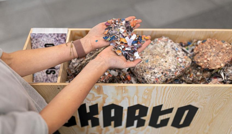FOTO: Kongresové centrum bude mít nábytek vyrobený z recyklovaných katalogů