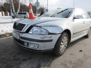 Řidič Octávky srazil Audi. Chtěl ujet, ale narazil do sloupu. Měl 2,4 promile