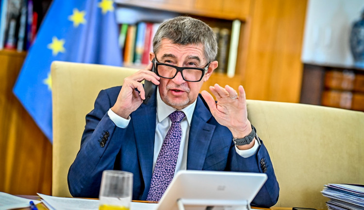 Povinné respirátory v obchodech a MHD? Uvažujeme o tom, přiznal Babiš