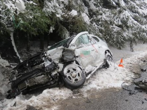 FOTO: Mladý řidič u Trutnova předjížděl náklaďák, čelně se srazil s protijedoucím autem