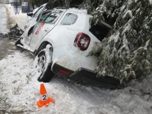 FOTO: Mladý řidič u Trutnova předjížděl náklaďák, čelně se srazil s protijedoucím autem