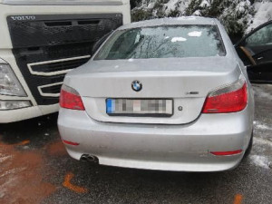 FOTO: Mladý řidič u Trutnova předjížděl náklaďák, čelně se srazil s protijedoucím autem