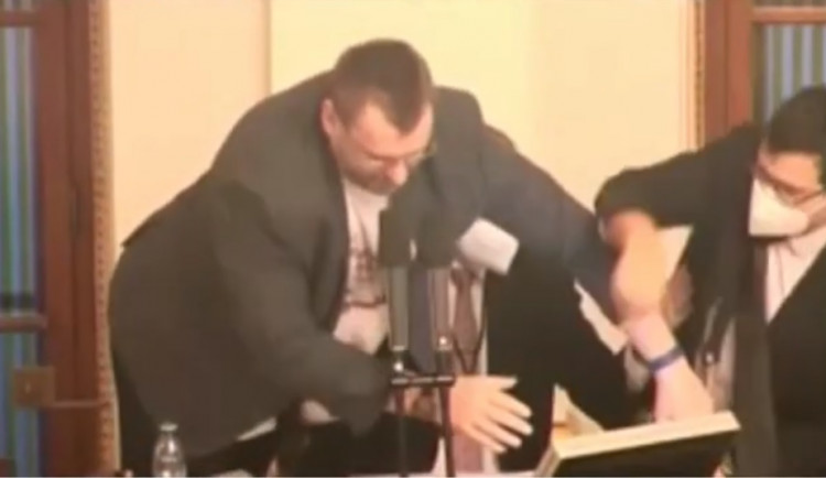 Jestli tady pudeš, dostaneš flákanec! Volný vyvolal potyčku ve Sněmovně