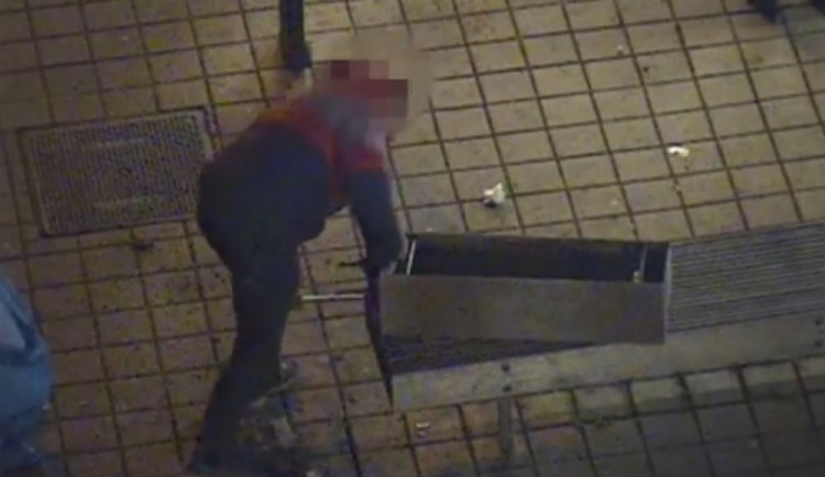 VIDEO: Muž se snažil páčidlem rozebrat popelnici. Chtěl ji ukrást a prodat