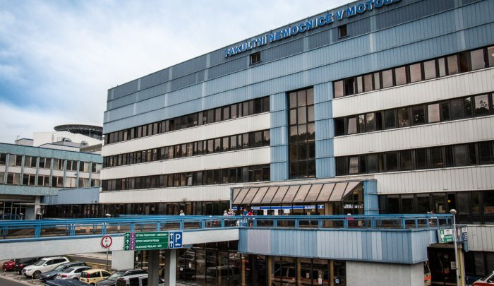 Objevila se poplašná zpráva týkající se zhoršeného zdravotního stavu lékařů po očkování. Nemocnice v Motole podává trestní oznámení
