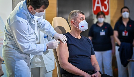 Babiš dnes dostal druhou dávku očkování proti covidu