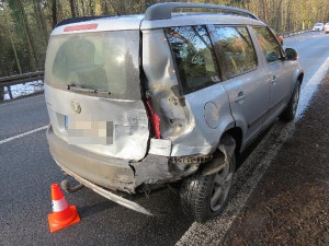 FOTO: U Hradce došlo k hromadné nehodě, řidič během jízdy narazil do dvou aut před sebou