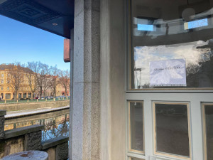 Kiosky na Pražském mostě jsou téměř hotové. Firma před koncem odstoupila od smlouvy