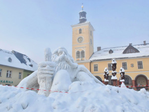 Na jilemnické náměstí po roční pauze dorazil Krakonoš. Sněhovou sochu opět vytvořil výtvarník Josef Dufek