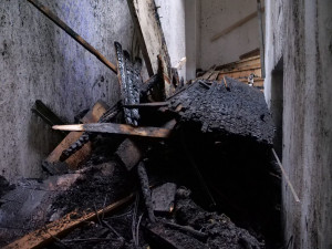 Mladá rodina s ani ne ročním dítětem přišla kvůli požáru o domov. Lidé jim poslali už 430 tisíc