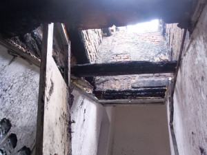 Mladá rodina s ani ne ročním dítětem přišla kvůli požáru o domov. Lidé jim poslali už 430 tisíc