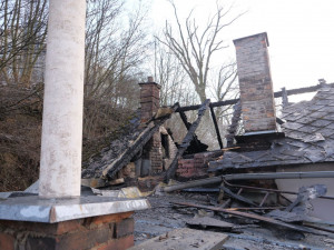 Mladá rodina s ani ne ročním dítětem přišla kvůli požáru o domov. Lidé jim poslali už 430 tisíc