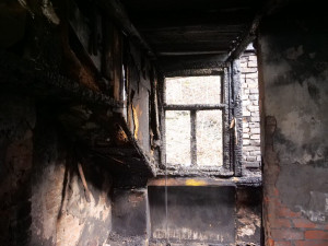 Mladá rodina s ani ne ročním dítětem přišla kvůli požáru o domov. Lidé jim poslali už 430 tisíc