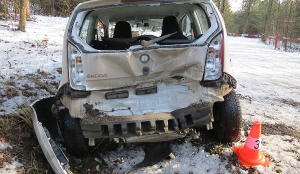 FOTO: U Hradce došlo k hromadné nehodě, řidič během jízdy narazil do dvou aut před sebou