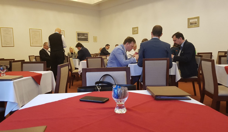 Člen Trikolóry kritizoval otevřenou parlamentní restauraci. Podle zákona je však otevřena legálně