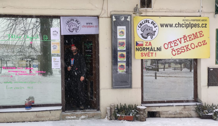 Ke včerejšímu protestu se přidala hospoda v Orlických horách. Hostům nabídla přespání