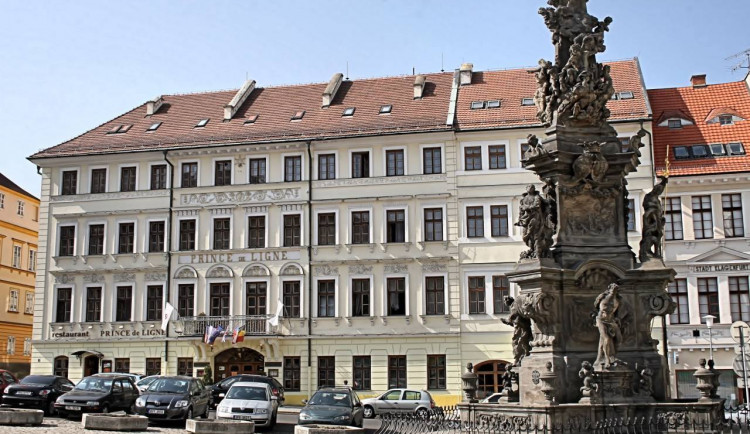 Politici opět porušovali vládní nařízení. V hotelu oslavovali padesátiny