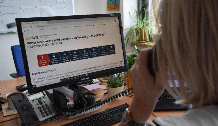 Jičín si pochvaluje zřízení informační linky pro seniory. Nyní město připravuje očkovací centrum