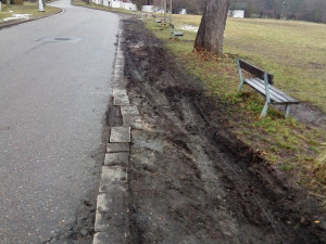 Sníh na Rozárce roztál, na místě parkování zbyla poničená zeleň
