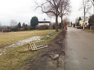 Sníh na Rozárce roztál, na místě parkování zbyla poničená zeleň