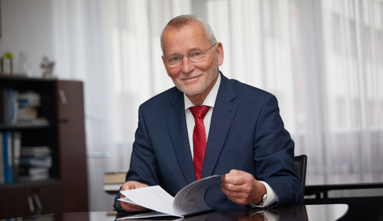 Opozice kritizovala Finka, ale odvolání nenavrhla. Očekáváme, že odstoupí sám, tvrdí
