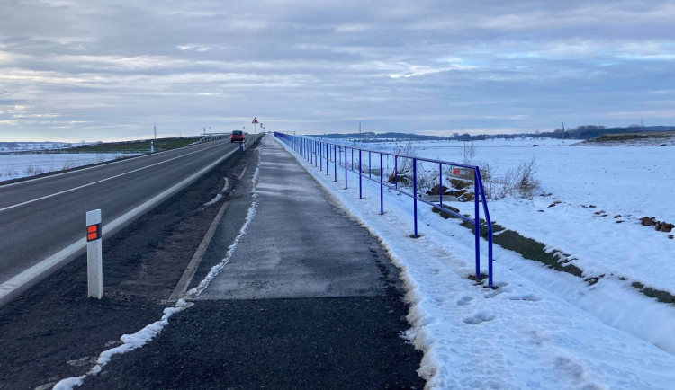 Z cyklostezky z Hradce Králové do Stěžer je zatím jen pár metrů v poli. Zbytek vázne